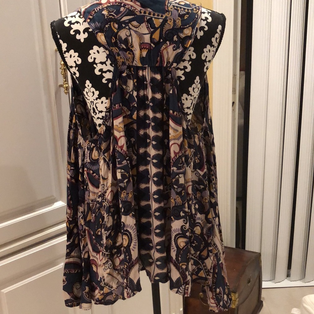 💖Angie Boho asymmetrical sleeveless racer back lace trimmed V-neck top - Picture 2 of 10